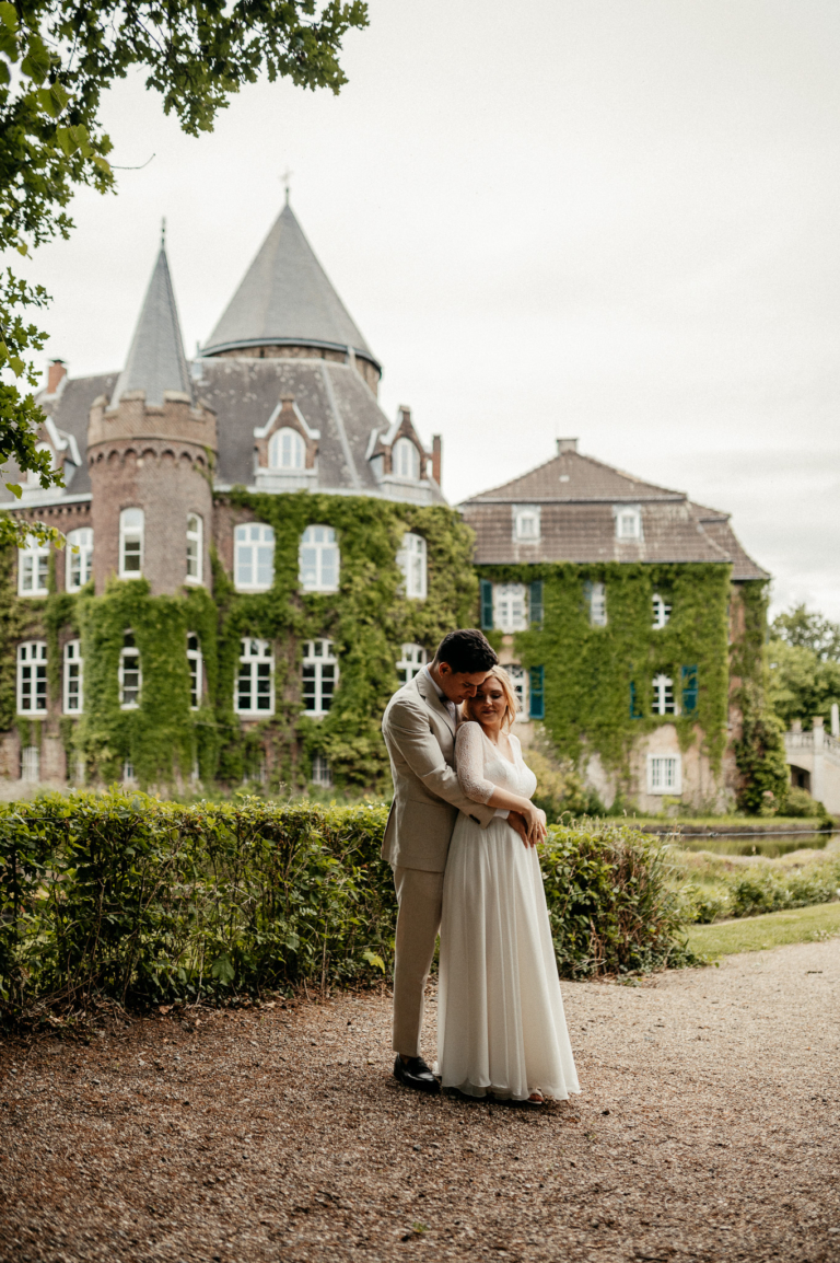 After Wedding Shooting mit Babybauch bei Schloss Linnep in Ratingen by photoart hübner 32