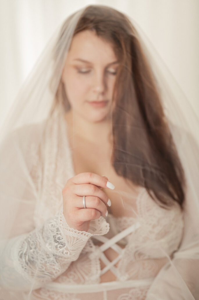 Ein Bridal Boudoir Shooting ist eine intime und sinnliche Art der Fotografie die es Bräuten ermöglicht sich von ihrer verführerischen und selbstbewussten Seite zu zeigen 1