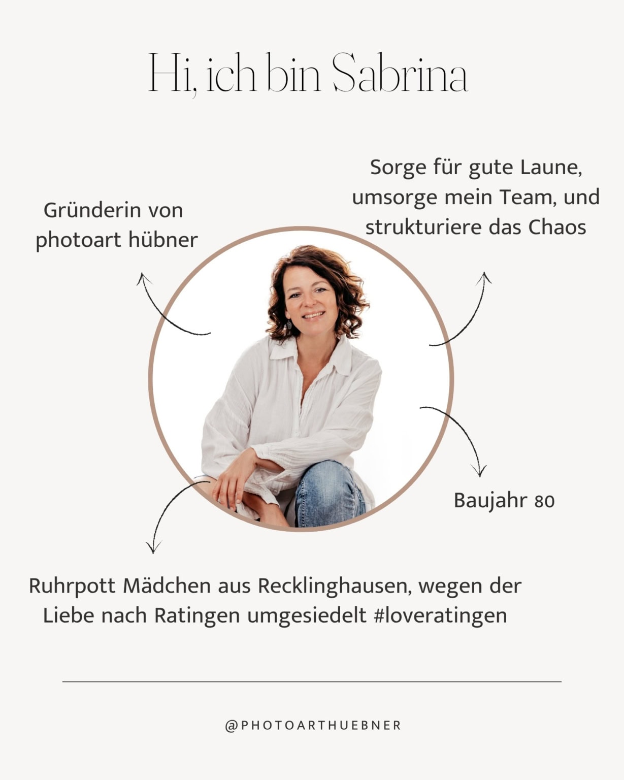 Portrait von Sabrina, Gründerin von photoart hübner, in natürlichem Licht, freundliche Atmosphäre.