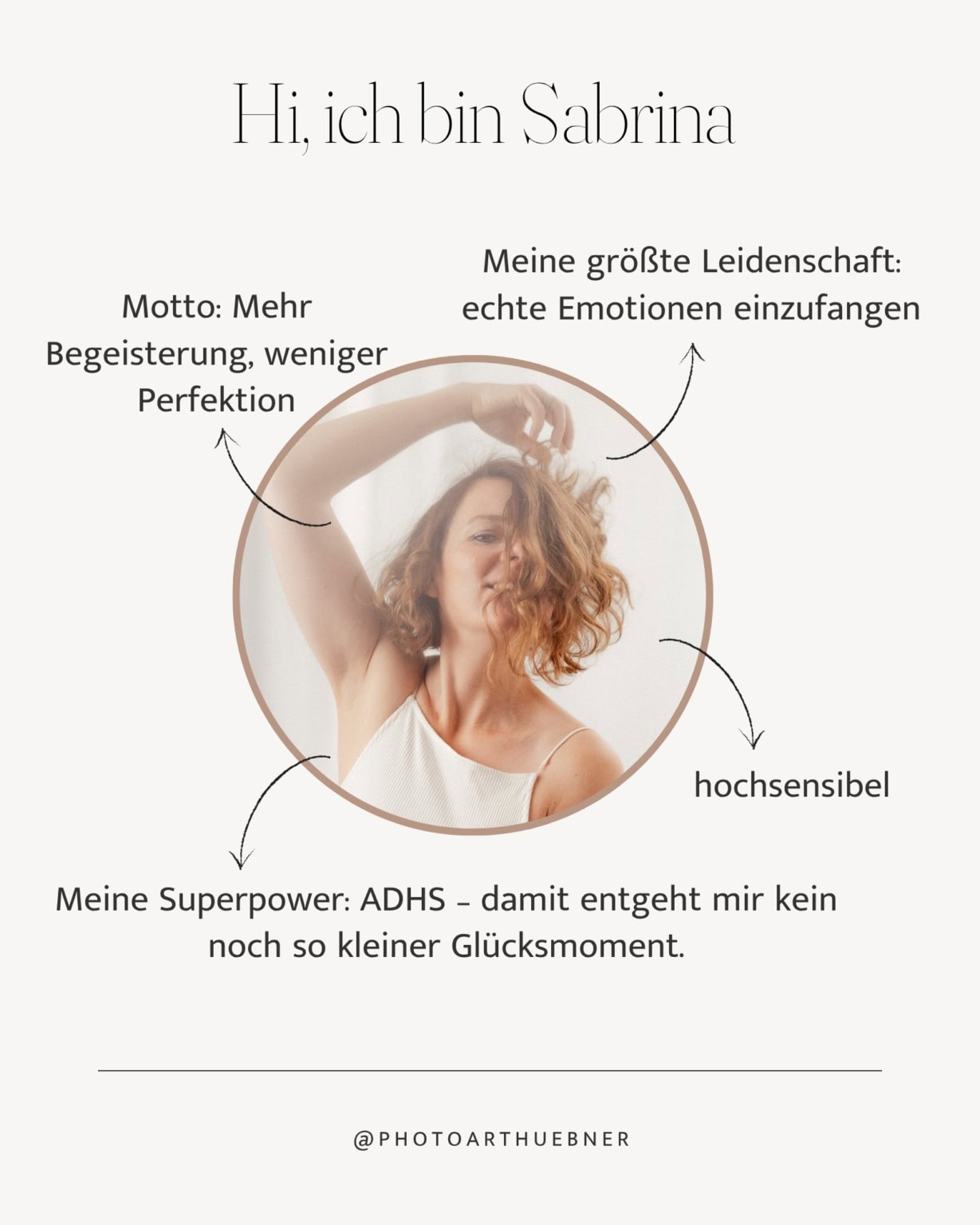 Porträt einer glücklichen Frau mit lockigem Haar, Fotografie von professionellem Fotograf, Hochzeits- und Portraitfotografie.