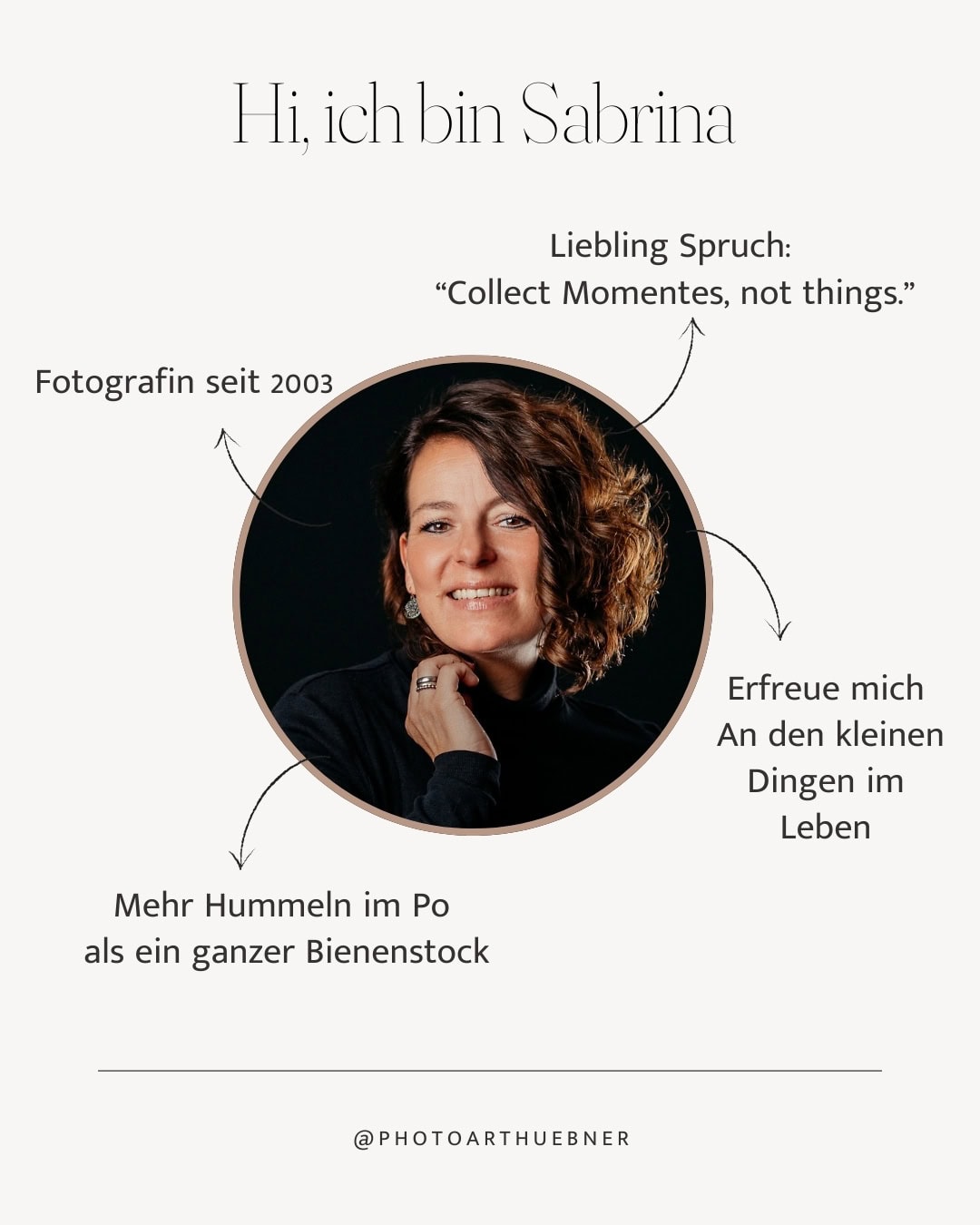 Porträt einer Frau mit lockigen Haaren, Fotografie von Sabrina, seit 2003 tätig, emotionales Business- und Portraitfotografie.