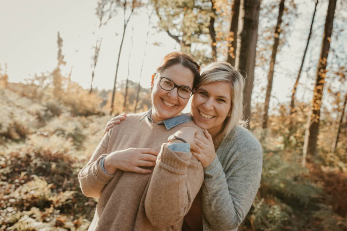 Geschwister Shooting mit Hunden im Wald 07