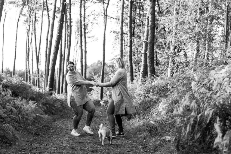 Geschwister Shooting mit Hunden im Wald 26
