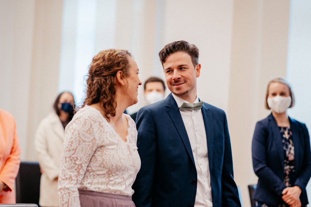 Hochzeit bei Regen ist trotzdem schön Hochzeitsfotos im Standesamt Ratingen photoart hübner Euer Hochzeitsfotograf 05