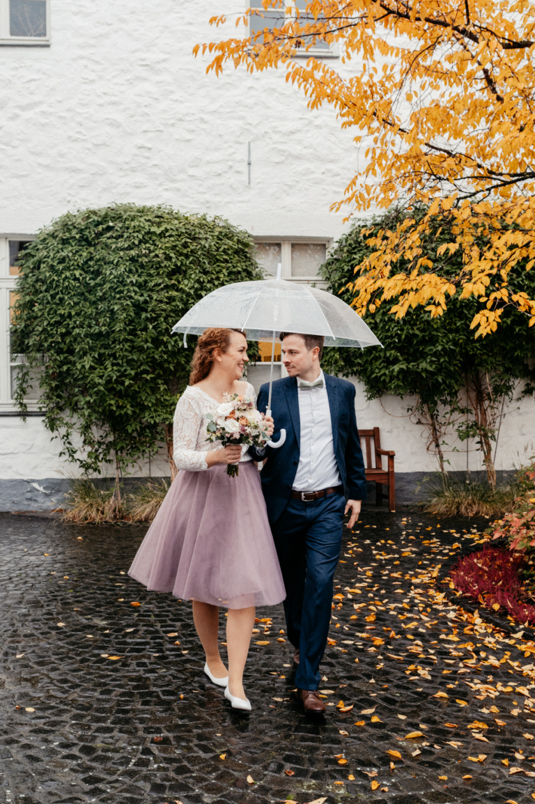 Hochzeit bei Regen ist trotzdem schön Hochzeitsfotos im Standesamt Ratingen photoart hübner Euer Hochzeitsfotograf 17