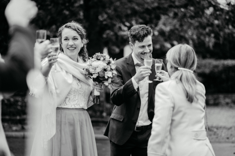 Hochzeit bei Regen ist trotzdem schön Hochzeitsfotos im Standesamt Ratingen photoart hübner Euer Hochzeitsfotograf 40