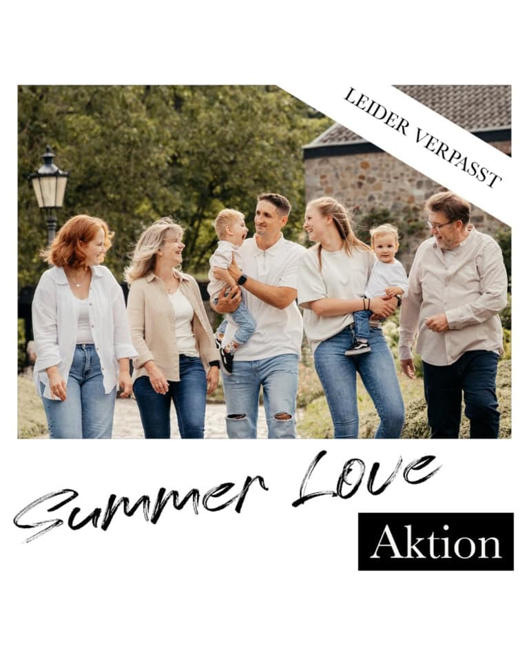 Fröhliche Familie beim Spaziergang im Park, lachend und in sommerlicher Kleidung, mit Kindern und Erwachsenen, sonniger Tag, Natur im Hintergrund.