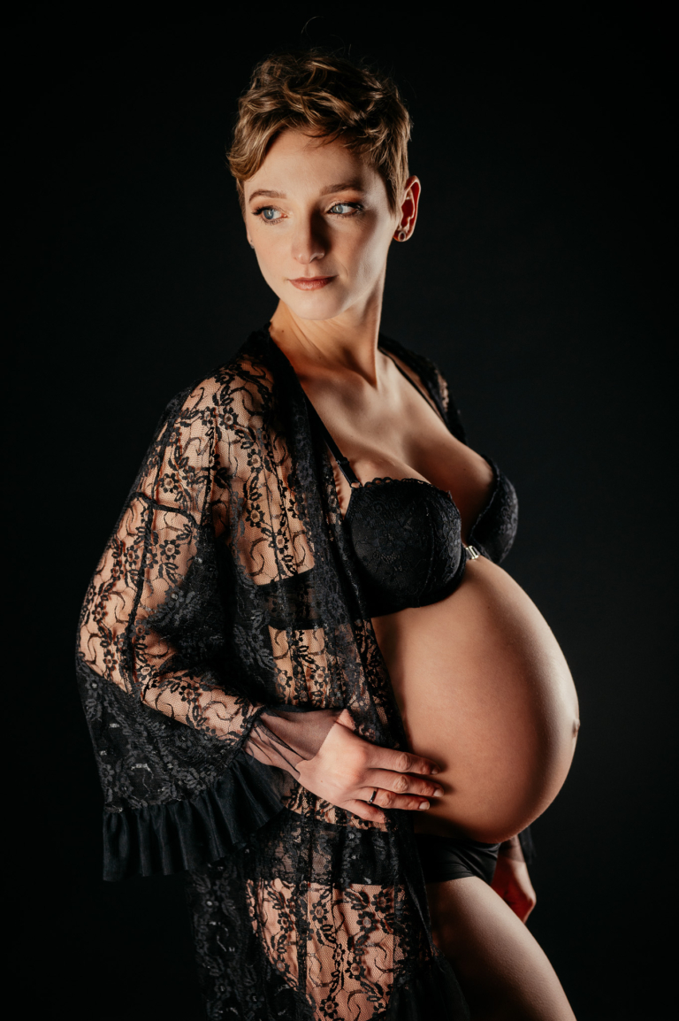 Liebe im Bauch sinnliches Schwangerschafts Shooting mit Jenny im Atelier von photoart hübner Ratingen bei Düsseldorf 20