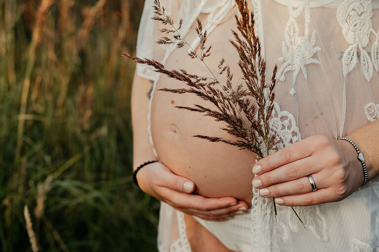Magisches Licht – Warum Du Dein Babybauch Shooting Outdoor machen solltest! 17