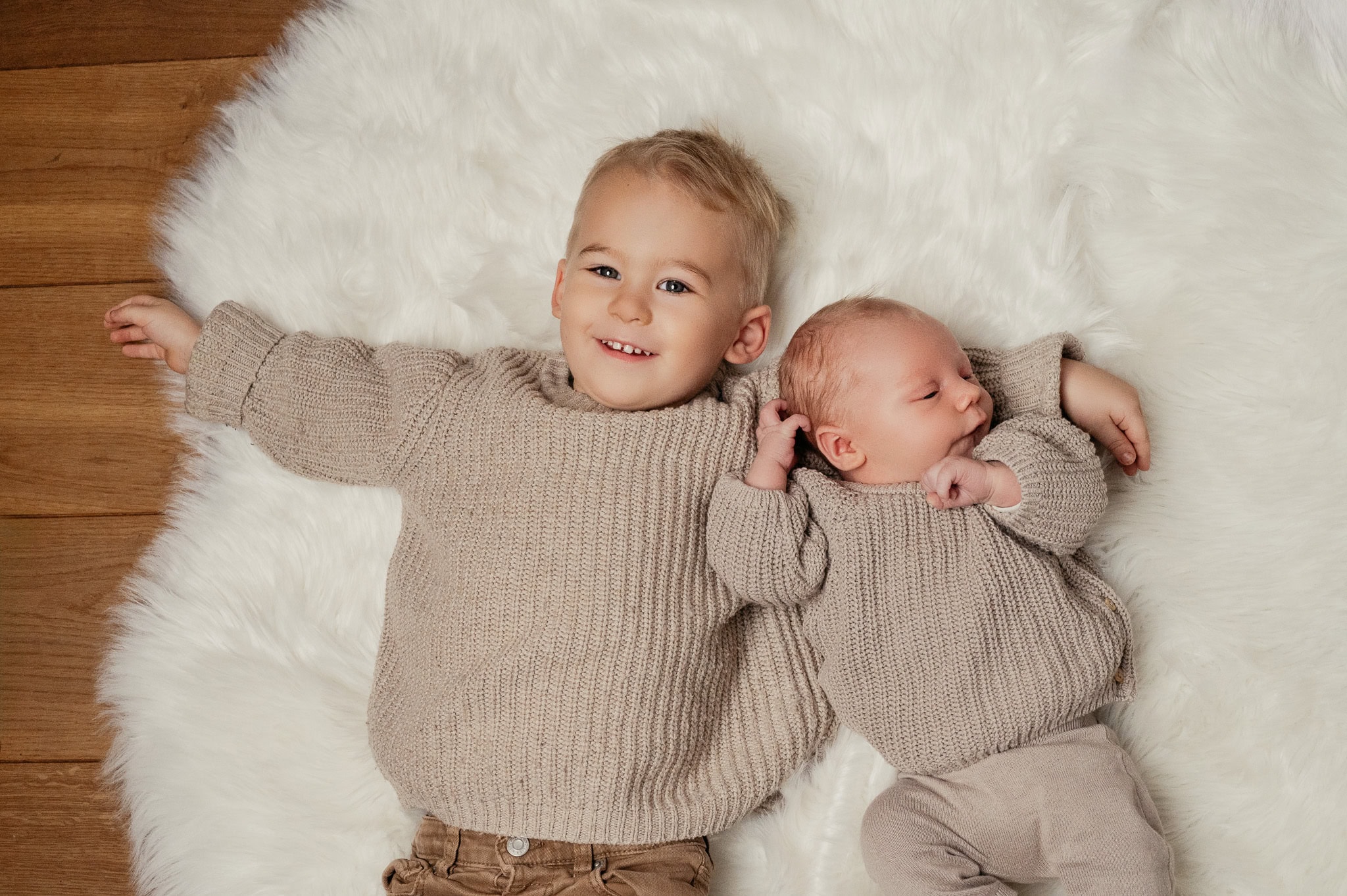 Neugeborenen Fotografie mit dem großen Bruder 14
