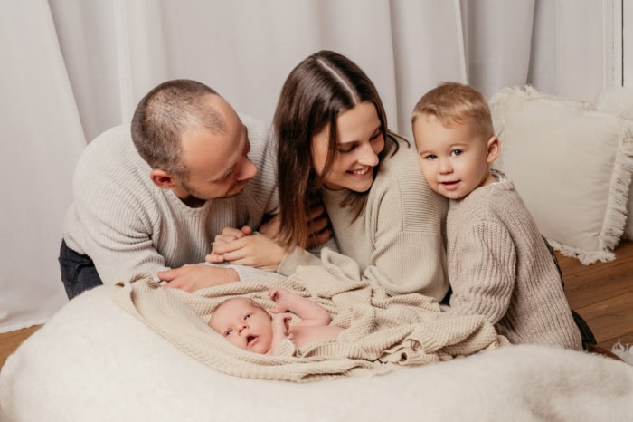 Neugeborenen Fotografie mit dem großen Bruder 20