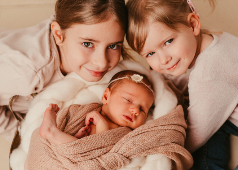 Neugeborenen Shooting mit der kleinen Lucy und Ihren stolzen Schwestern photoart hübner Dein Fotograf in NRW 05