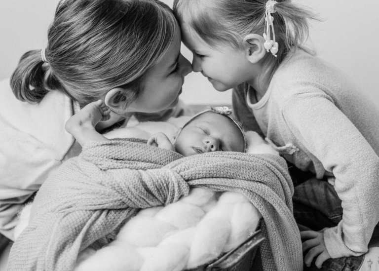 Neugeborenen Shooting mit der kleinen Lucy und Ihren stolzen Schwestern photoart hübner Dein Fotograf in NRW 06
