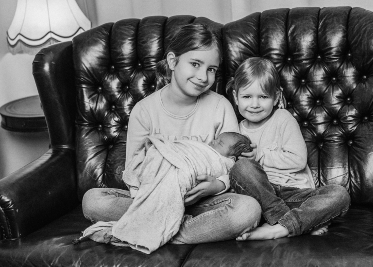 Neugeborenen Shooting mit der kleinen Lucy und Ihren stolzen Schwestern photoart hübner Dein Fotograf in NRW 13