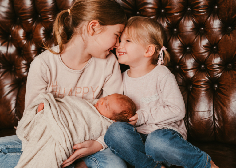 Neugeborenen Shooting mit der kleinen Lucy und Ihren stolzen Schwestern photoart hübner Dein Fotograf in NRW 14