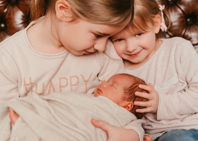 Neugeborenen Shooting mit der kleinen Lucy und Ihren stolzen Schwestern photoart hübner Dein Fotograf in NRW 15