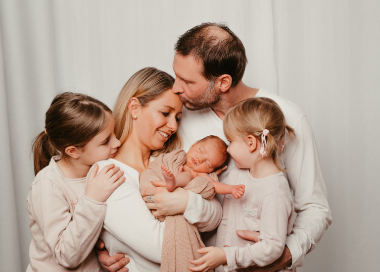 Neugeborenen Shooting mit der kleinen Lucy und Ihren stolzen Schwestern photoart hübner Dein Fotograf in NRW 17