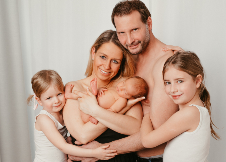 Neugeborenen Shooting mit der kleinen Lucy und Ihren stolzen Schwestern photoart hübner Dein Fotograf in NRW 21