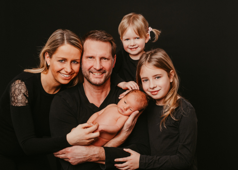 Neugeborenen Shooting mit der kleinen Lucy und Ihren stolzen Schwestern photoart hübner Dein Fotograf in NRW 32