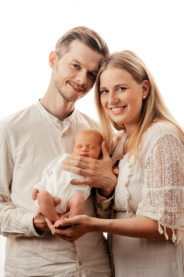 Neugeborenenfotografie – Was ist zu beachten Neugeborenenfotos im Fotostudio Junges Familienglück wird sichtbar photoart hübner 08