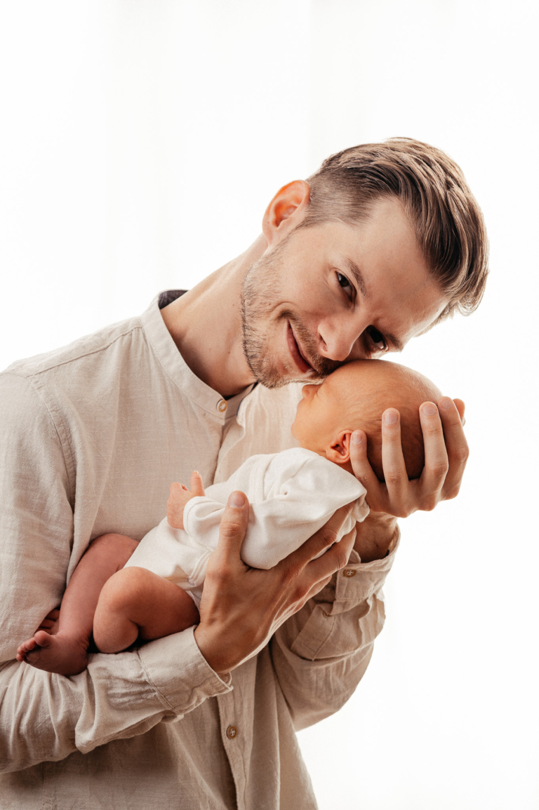 Neugeborenenfotografie – Was ist zu beachten Neugeborenenfotos im Fotostudio Junges Familienglück wird sichtbar photoart hübner 12