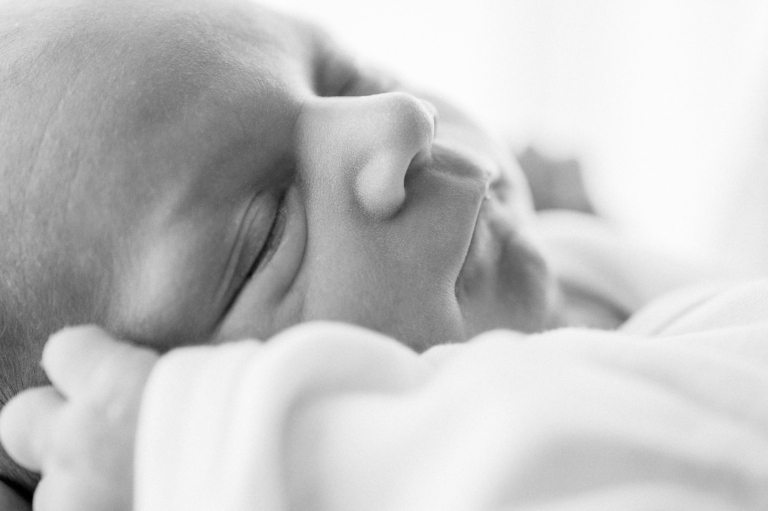 Neugeborenenfotografie – Was ist zu beachten Neugeborenenfotos im Fotostudio Junges Familienglück wird sichtbar photoart hübner 17