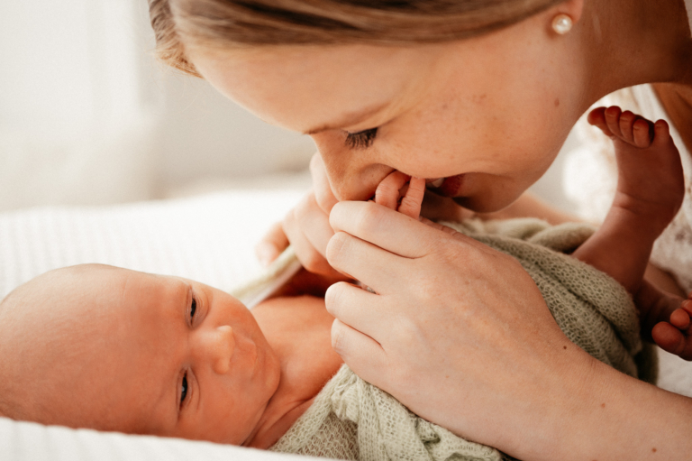 Neugeborenenfotografie – Was ist zu beachten Neugeborenenfotos im Fotostudio Junges Familienglück wird sichtbar photoart hübner 22