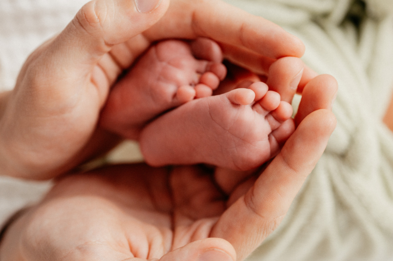 Neugeborenenfotografie – Was ist zu beachten Neugeborenenfotos im Fotostudio Junges Familienglück wird sichtbar photoart hübner 24