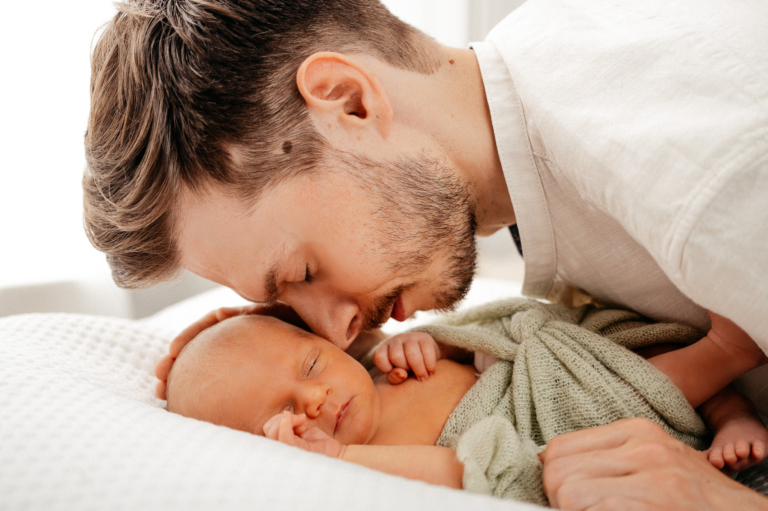 Neugeborenenfotografie – Was ist zu beachten Neugeborenenfotos im Fotostudio Junges Familienglück wird sichtbar photoart hübner 26