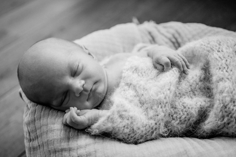 Neugeborenenfotografie – Was ist zu beachten Neugeborenenfotos im Fotostudio Junges Familienglück wird sichtbar photoart hübner 35