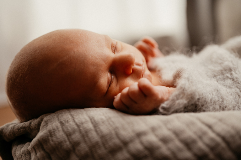 Neugeborenenfotografie – Was ist zu beachten Neugeborenenfotos im Fotostudio Junges Familienglück wird sichtbar photoart hübner 38