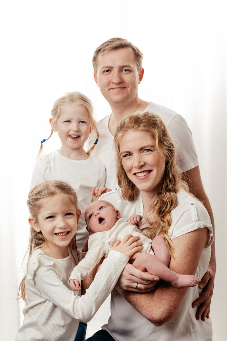 Newborn Shooting mit der ganzen Familie im gemütlichen Atelier photoart hübner in Ratingen bei Düsseldorf 16