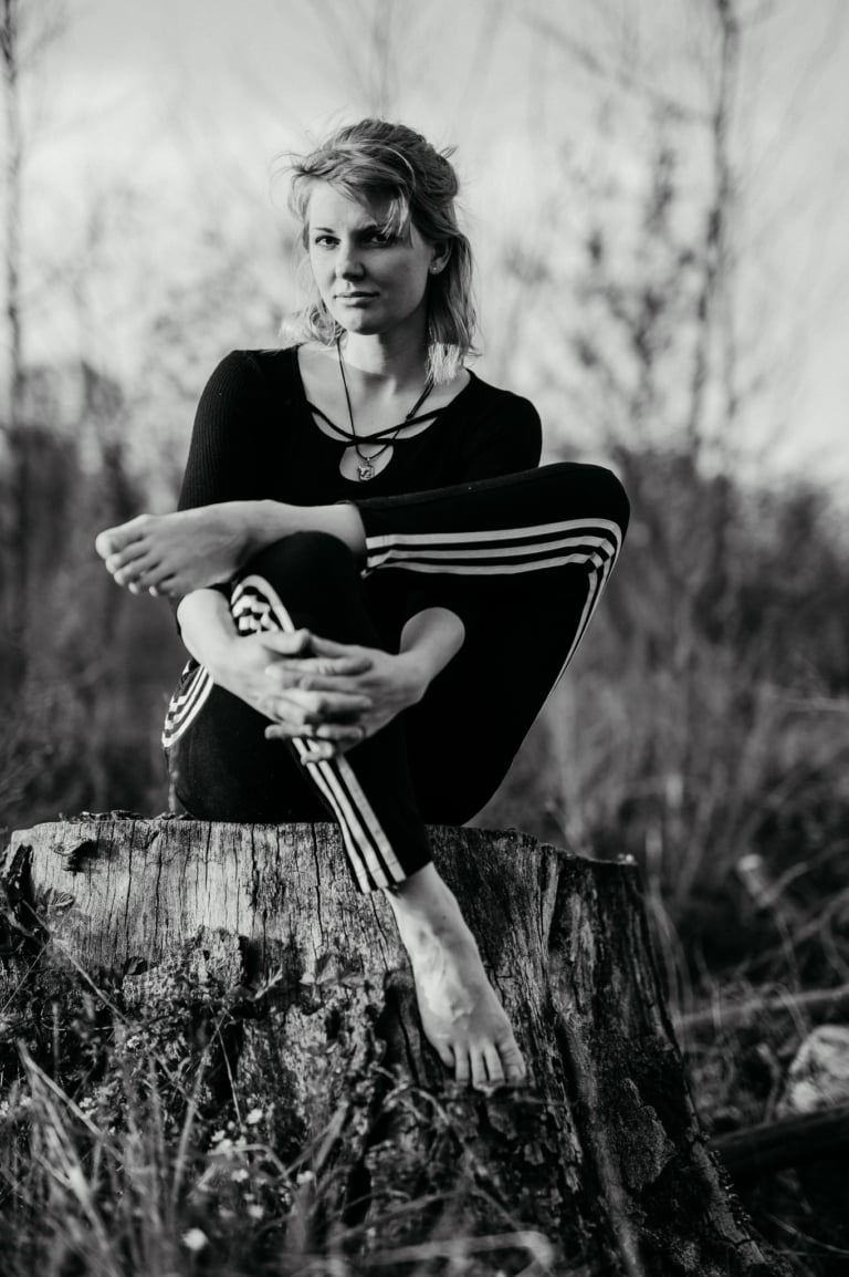 Outdoor Porträt Shooting mit Susan Sportliche Eleganz in Feld und Flur 28