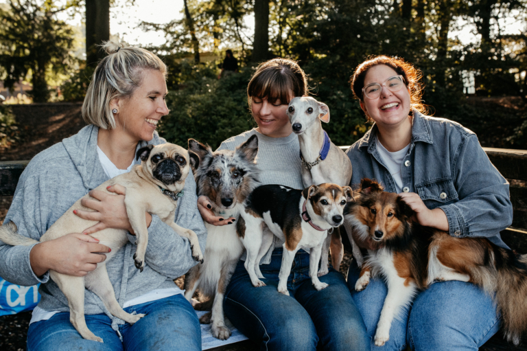 Outdoor Shooting mit der Hundebande im Wald 25