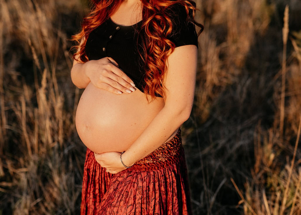 Fotograf - Schwangerschaft Fotoshooting bei Abendlicht Babybauch Fotos in der freien Natur photoart huebner Dein Fotograf 24 .jpg