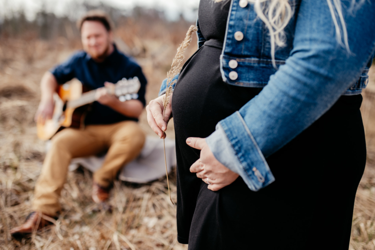 Schwangerschafts-Shooting mit Tina, Niklas und seiner Gitarre