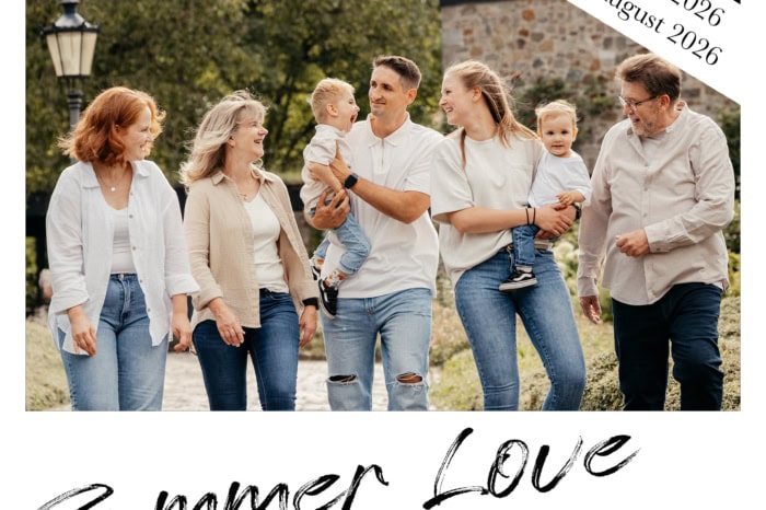 Fröhliche Familie beim Spaziergang im Park an einem Sommertag, lachend und in entspannter Atmosphäre.
