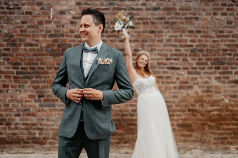 Paarfotos auf der Hochzeit – Welche Fotospots funktionieren? ✔️ - Für Paarfotos auf der Hochzeit braucht es meist keine spektakuläre Kulisse. Die besten Bilder entstehen oft genau dort, wo Ihr sowieso seid. - photoart hübner - Dein Fotograf - Dein Fotograf photoart hübner in Deiner Nähe