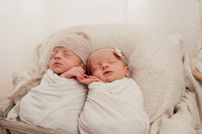 Zartes Doppelglück Newborn Shooting im Fotostudio 08