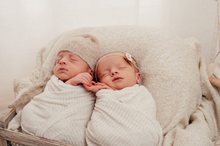 Zartes Doppelglück Newborn Shooting im Fotostudio 08