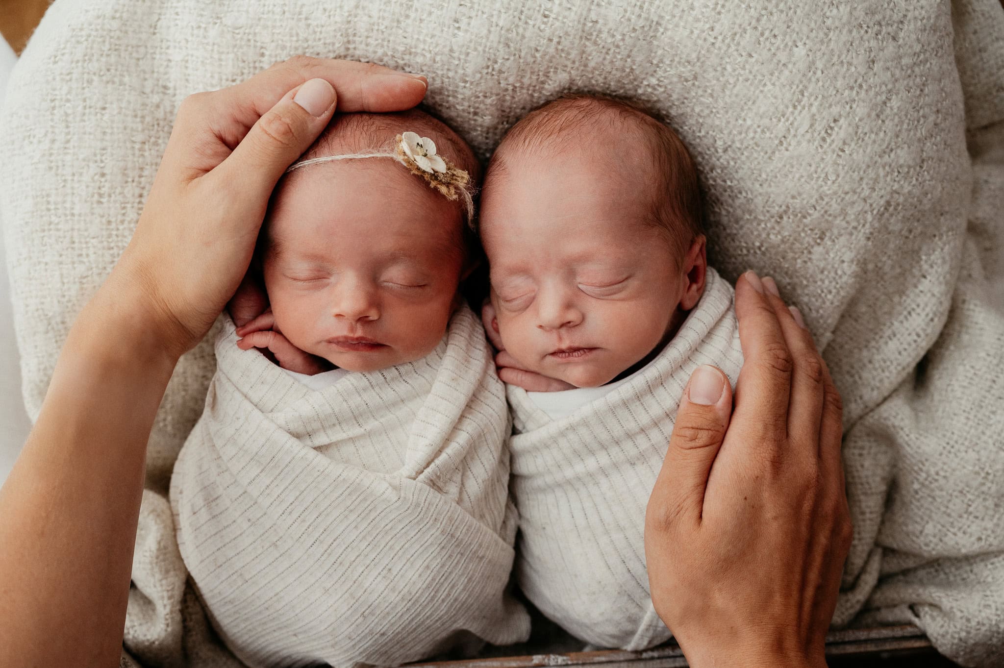 Zartes Doppelglück Newborn Shooting im Fotostudio 12