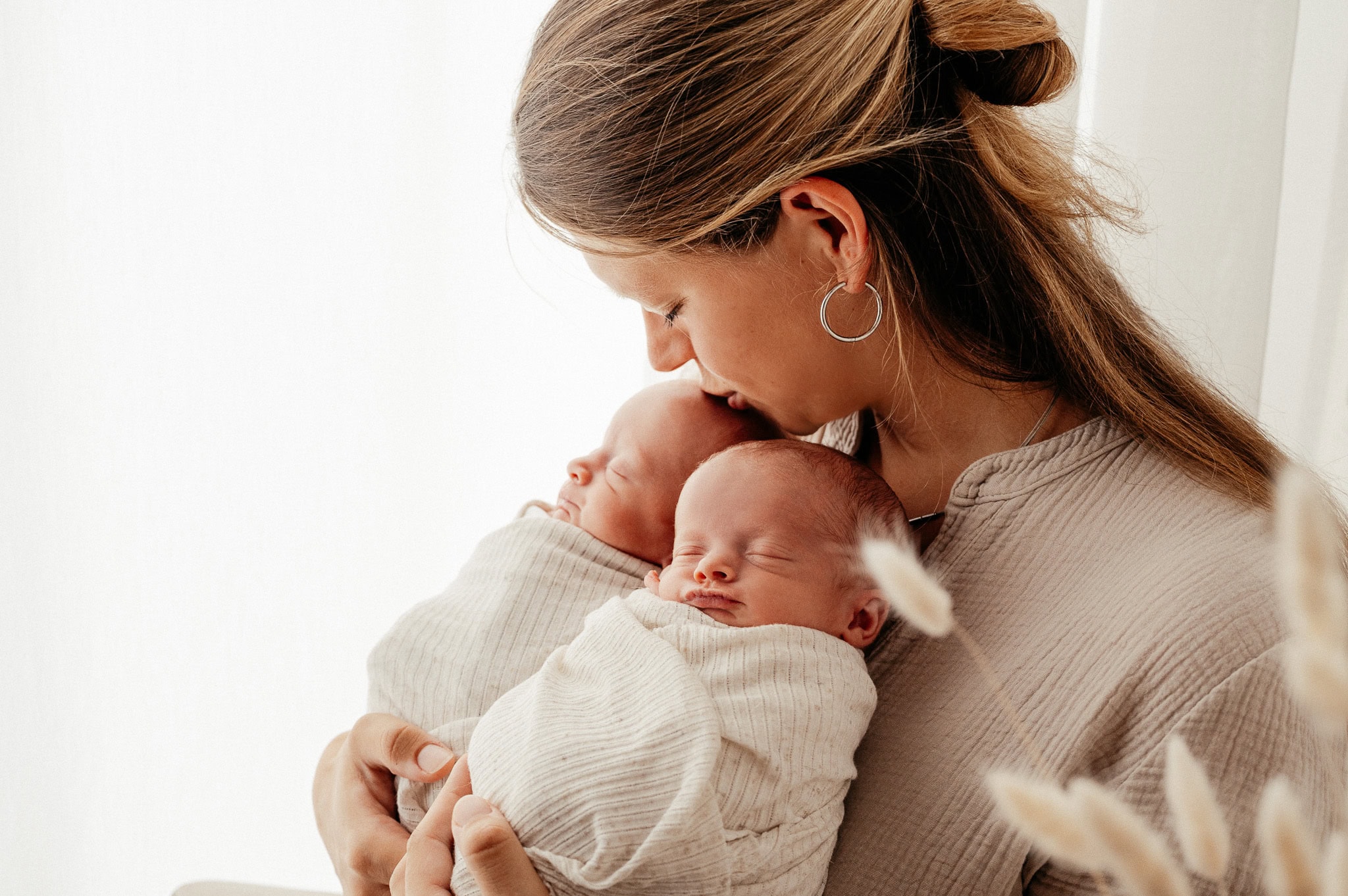 Zartes Doppelglück Newborn Shooting im Fotostudio 14